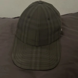 Burberry keps  - Äkta burberry keps och storleken är M som är 58cm. Byten funkar!