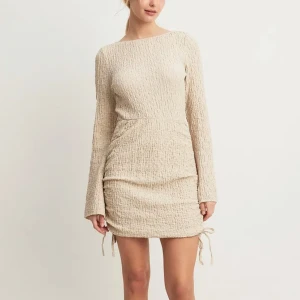 Beige kortare klänning!  - Jättefin klänning aldrig använd, säljer pga köpte två storlekar och glömde skicka tillbaks. 💘