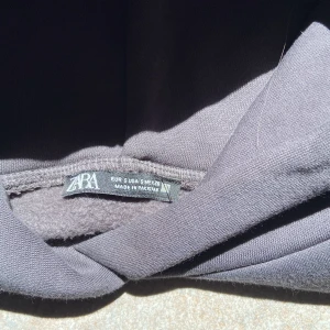 Zara Hoodie  - Zara Hoodie i ny skick, den är använd 1-2 ggr och köpt för 250kr och säljs för 190kr. Färgen på Hoodien är grå/svart eller smutsigt svart.