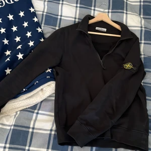 Stone Island Half-zip - Bekväm tröja ifrån Stone Island i storlek medium. Köpte den på NK i Stockholm