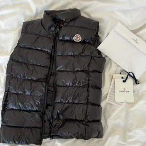 Moncler väst - Äkta monclerväst med kvitto och lappar. Säljer då dragkedjan krånglar, och jag orkar inte lämna in den för lagning. Därav låga priset. I övrigt i väldigt bra skick, använd ca 10 gr. Bara seriösa köpare, nästa person som frågar om den är äkta blockas