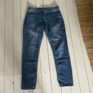 Straight Lowwaist Jeans  Snygg passform  Cool detalj bak 🤩👑