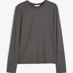 Snygg långärmad tröja - Helt ny och oanvänd. Prislappen sitter till och med kvar. Hör av er vid frågor💕