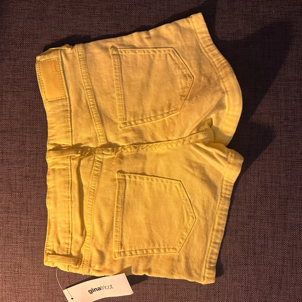 Shorts från Gina tricot, oanvända med prislapp. Stl XS. Shorts.