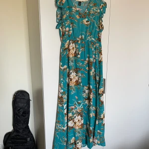 Klänning  - Helt ny Storlek M/L