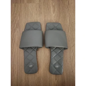 Olivgröna slip-ins - Olivgröna slippers i matt fuskskinn, jättefint skick 