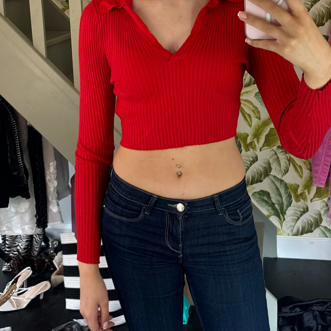 Röd tröja med krage