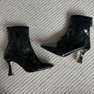 Svarta klackar - Sparsamt använda klackskor i svart lack