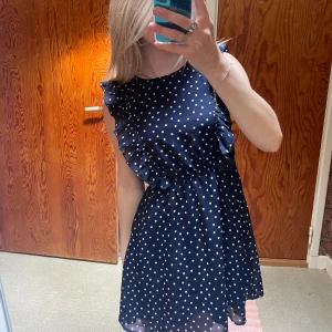 Mörkblå klänning - Prickig klänning med volang, storlek 158 men passar xxs💙