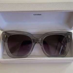 Snygga solglasögon  - Säljer mina chimis för att jag inte använder de. Bytte med en tjej via Plick och då var de helt nya. Inga defekter, duken ingår och boxen. Har använt de max 3 gånger. Nypris: 1350 kr. Kan tänka mig att diskutera över priset vid en snabb affär!