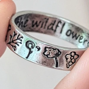 Elegant ring med enkel design och fina blomdetalje,19,8 mm - Ringen är 19,8 mm och har små, graverade blommor som ger den en unik och vacker look. Den är i mycket fint skick, men metallen är okänd. Perfekt för dig som söker en subtil men ändå vacker accessoar.postar inom 3 dagar efter köpet