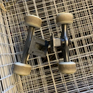 Skateboardtruckar - Säljer ett par Skateboardtruckar i använt skick. Använda en halv sommar sen bara blivit liggandes. Nya hjullager så rullar på fint! Skriv vid intresse!
