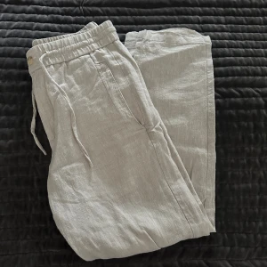 Skagen Clothing linnebyxor - ett par sjukt snygga linnebyxor från skagen clothing som är ny in köpta men tyvärr försmå. skicket är 10/10. Kan absolut gå ner i pris. Hör av er vid frågor&bilder!🙏🏽