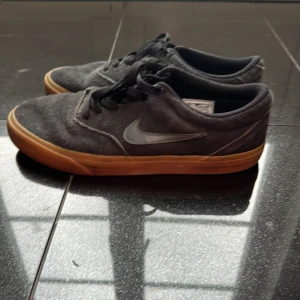 Nike skor i mocka - Sneakers i använt skick, svart mocka. 