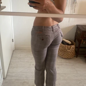 Lågmidjade kostymbyxor - Säljer dessa supersnygga kostymbyxor. Midjemått 38 innerbensläng 82