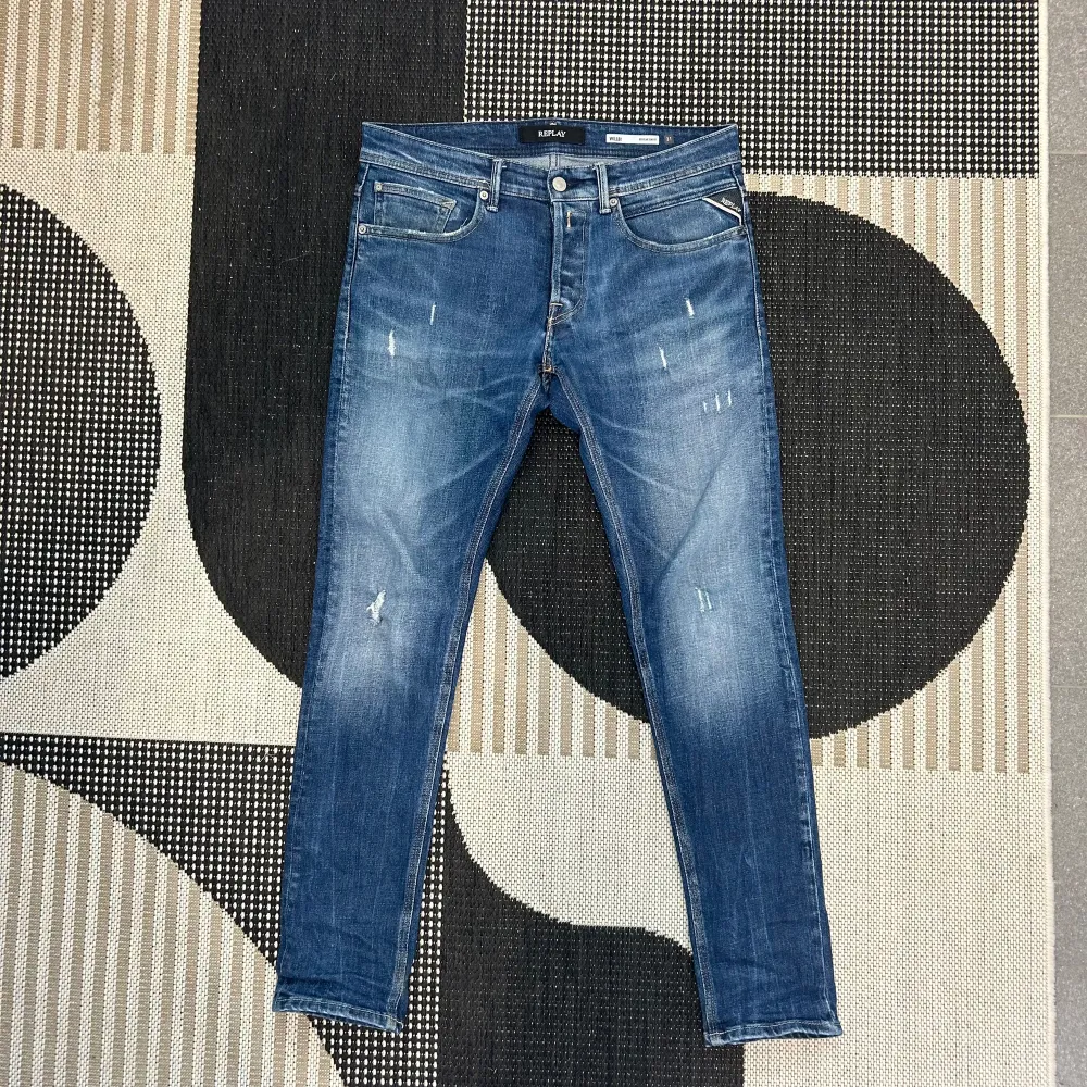 Strl-W31 L32, jätte snygga jeans från Replay, som är i ett väldigt bra skick, hör av er vid frågor samt övriga funderingar . Jeans & Byxor.