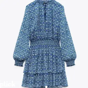 Säljer denna blåa zara klänningen då den inte riktigt kommit till användning 💗 Den är använd en gång, men har inga defekter och ser helt ny ut💓✨
