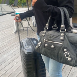 Balenciaga väska - Superfin balenciaga väska i mycket bra skick!❤️ skriv för fler bilder, vill få sålt så snabbt som möjligt (möts helst upp)😊