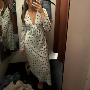 Sommar klännlng - Superfin sommarklänning, perfekt till midsommar. Aldrig använd med prislapp kvar 