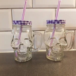 2st nya dödskalle muggar / glas i glas med metall lock och plast sugrör - 2st nya dödskalle muggar / glas i glas med metall lock och plast sugrör