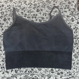 Grå sport topp - En superfin och glittrig sport topp från h&m. Är i storlek xs. Den glittrar mycket fint där nere som man ser på bilderna. Köparen står för frakten ❤️