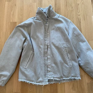 Bershka - Barshka jacka fint skick nästan aldrig andvänd skick 10/10 stolek M färg beige/brun 