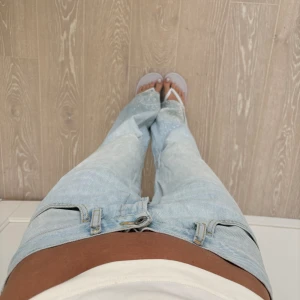 Lågmidjade bootcut jeans  - Såå coola lågmidjade bootcut jeans😍 midjemått 39 rakt över, innerbenslängd 82