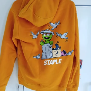 Staple skate tröja orange gremlings - Storlek Large helt ny använd 1 gång. Orange färg