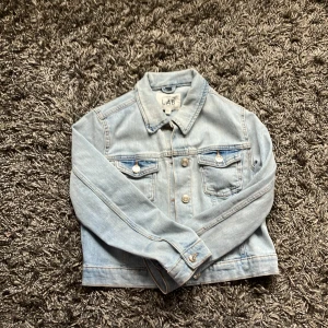 Ginsjacka ljusblå  - Jag säljer nu denna för att den är lite för stor för mig. Den är använd väldigt lite och har inga skador. 