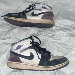 Nike jordan 1 mid ”varsity purple” - Säljer dessa fina jordans köpt av en annan trovärdig plicksäljare som jag köpte i Augusti. Tvättning av skor sker innan.🩷Finns vissa defekter i hälen och på sulan och därav kommer jag göra det billigare då priset när jag köpte dessa var 400 kr.💞