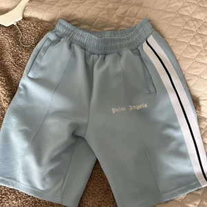 Palm Angels Shorts - Gott skick 9/10 köpte men passade inte så säljer vidare 