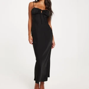 Satin klänning - Helt ny, aldrig använd