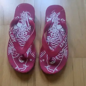 Coola y2k flipflops med högre sula från Ed Hardy. Storlek 36.