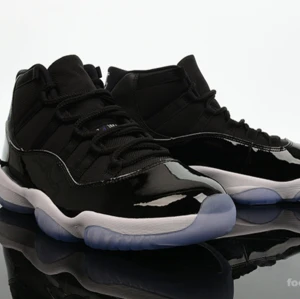 Svarta Jordans - Svarta Jordans i väldigt bra kondition och är väldigt rena som man ser i bilderna.