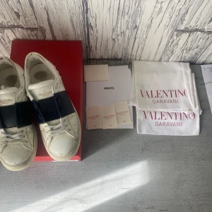 Valentino Open - Säljer ett par fina valentino open strl 42,5 som är i skicket 6,5-7/10 då de är använda men de är varsamt använda ändå givetvis äkta då kvitto, orderbekräftelse, box, kort, o allt som fanns og medkommer såklart Kan mötas up elle frakta eget beslut 