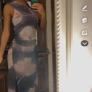 Kortärmad maxiklänning - super fin kläning  Ny med prislapp  Scrunch på höfterna som formar bra