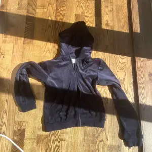 Säljer denna snygga mörkblåa zip hoodien från Juicy Couture. 💕 Säljer i strlk 12/13 för 400 kr. Köparen står för frakten, jag kan mötas upp!