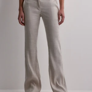 low waist linen flare pants - Säljer dessa linnebyxorna från nelly! Endast använt dom 1 gång! Finns inga defekter eftersom att dom är nya. Dom var lite för stora för mig så säljer dom💘