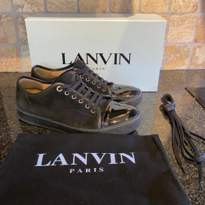 Lanvin sneakers - Riktigt snygga lanvins i helsvart. Skicket är 7/10. Använda men en liten spricka på ena skon ( se bild) Pris går att diskuteras