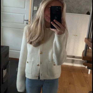 Zara Kofta - Fin Zara kofta med guld knappar och fickor❤️Säljer eftersom att den inte kom till användning. Använd en gång så den är i nyskick! Ordinarie pris: 400kr