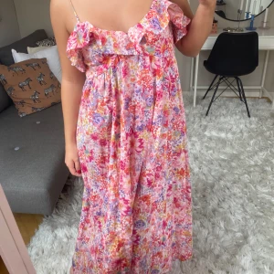 Långklänning - Blommig långklänning från hm! Storlek xs men mer som en S. Perfekt till midsommar🌸 endast använd en gång!