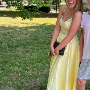 Balklänning  - Säljer min fina balklänning då jag haft min kväll med den🥹kan kemtvättas innan ifall önskas💕nypris 2800