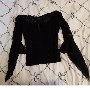 Svart späts topp med trekvarts arm XS / S  - Svart späts topp med 3kvarts arm och ghot häng från arm bågen längsta och spetsen ner till handenframsida har urringning där man kan bytta ut de elastiska bandet jag satt ditt till ett tex sidenband om man har de å vill de tröjan köptes 1997 sparsamt