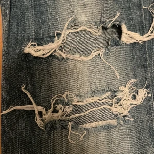 Jeans - Säljer de coolaste jeansen någonsin. De är perfekta till en fest eller till en basic tröja för att förbättra outfiten! Älskar! De sitter helt perfekt och jag brukar ofta ha strlk 32 eller 32 i jeans. En väldigt cool midja. Passa på! 