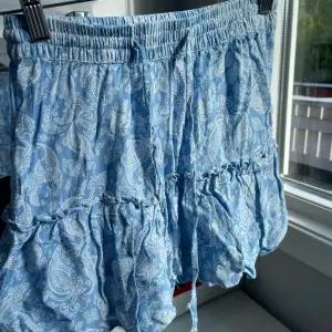 Jättesöt kjol från zara med inbyggda shorts! (Bild 2). Jättefint skick! 💕storlek xs men den har resår i midjan så passar s också 💕