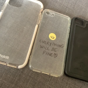 3 st mobilskal  - Säljer 3 helt oanvända mobilskal  Från vänster - Genomskinligt med vita kanter , IPhone XR  Mitten - genomskinligt med text från Shein , iPhone 8  Svart - magnetisk utsida , iPhone 8   30kr/st eller 100kr för alla + frakt 