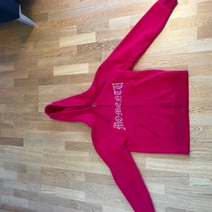 Rhinestone hoddie - Tjena säljer min rhinestone hoddie från Momentu. Bra skick. Nypris ligger på 500kr men släpper dne för 299kr. Skriv vid fler frågor.