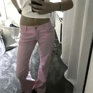 Rosa bootcut jeans - Superfina rosa bootcut jeans!! Köpta second hand, säljer då jag behöver blir av med lite jeans. Först till kvarn!