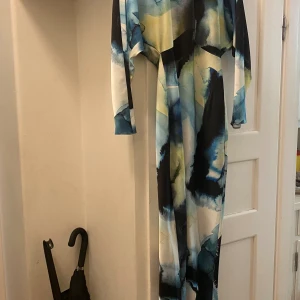 Klänning ASOS - Fint skick. Köpt sommar 2023. Enbart använd en gång. Nypris 1000kr.  