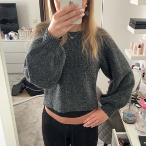 Stickad tröja  - Jättefin mörkgrå stickad tröja med puffärmar. Säljer då jag har en liknande. Använd typ 2-3 gånger. Inga defekter. Skriv för fler frågor💕